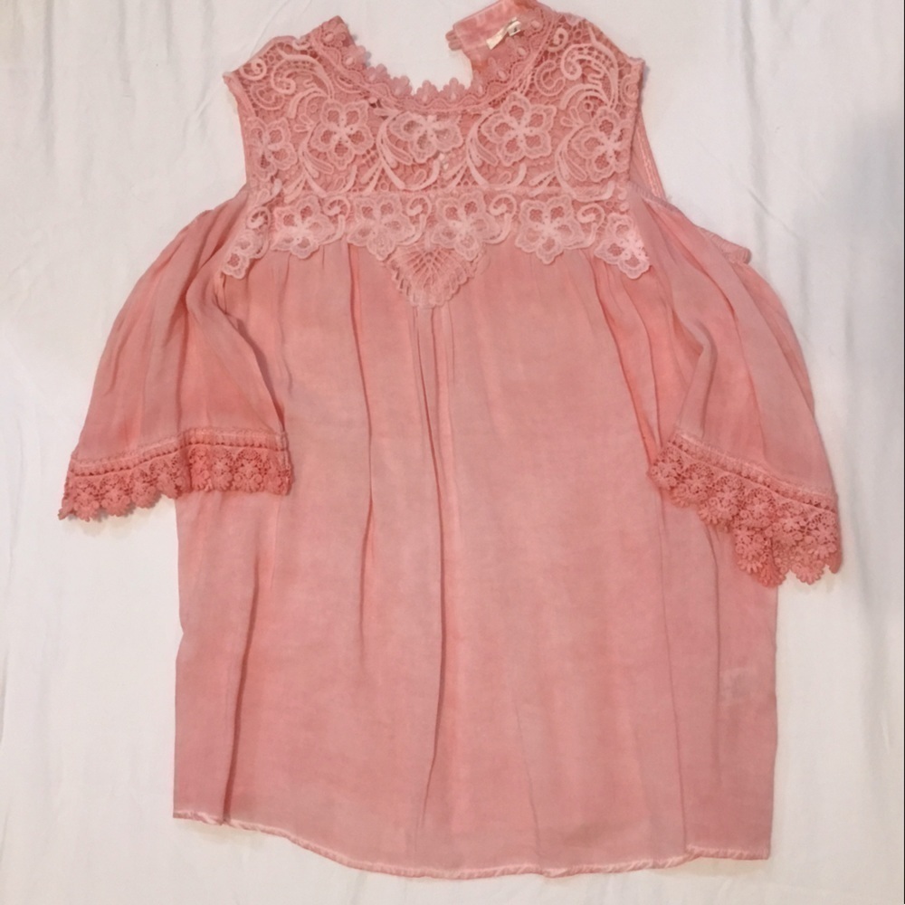 ✨All reasonable offers considered!✨ Andree by Unit boutique top. Size Small